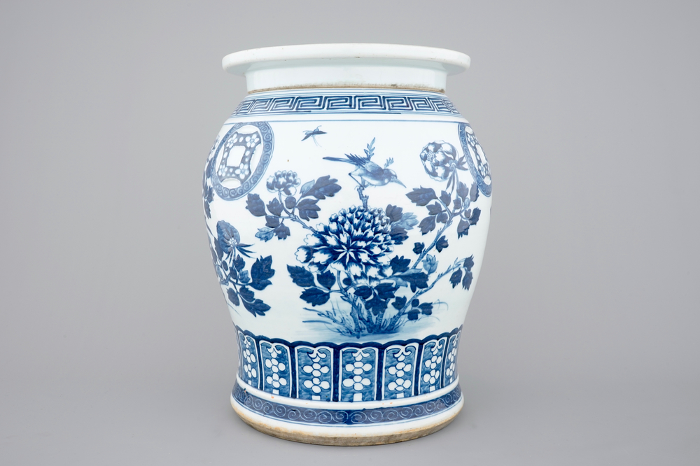 A Chinese open-worked blue and white garden seat with loose top, 19th C.