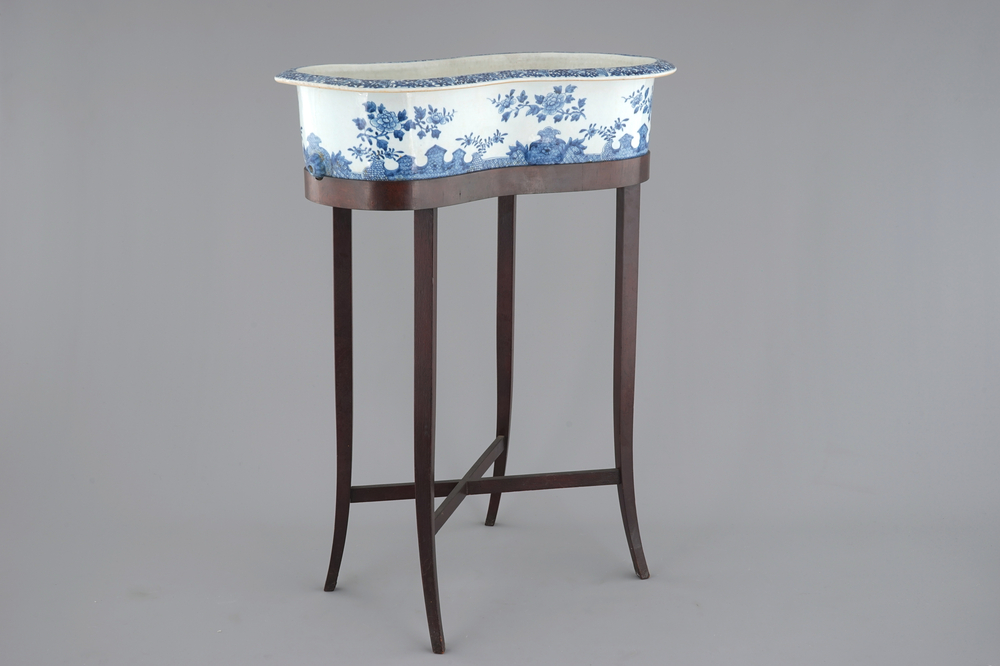 A blue and white Chinese export porcelain bidet on stand, Qianlong, 18th C.