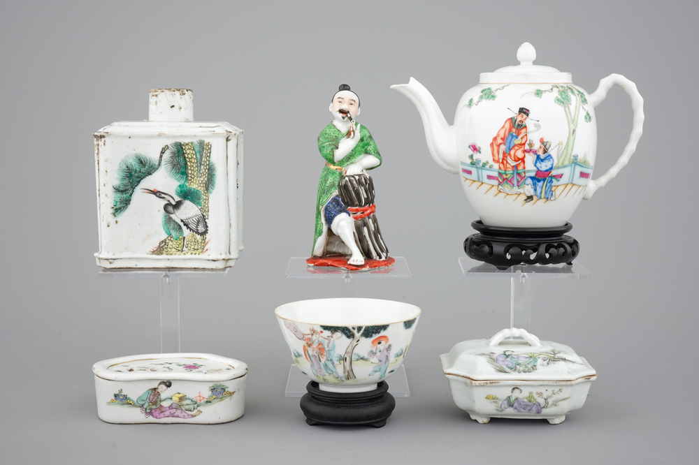 A mixed lot of Chinese porcelain, 19/20th C.: a fine teapot, a Tongzhi bowl, a tea caddy, a figure and two boxes