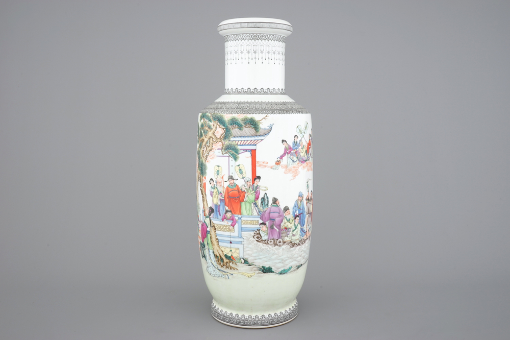 A tall Chinese Republic porcelain rouleau vase, 20th C.