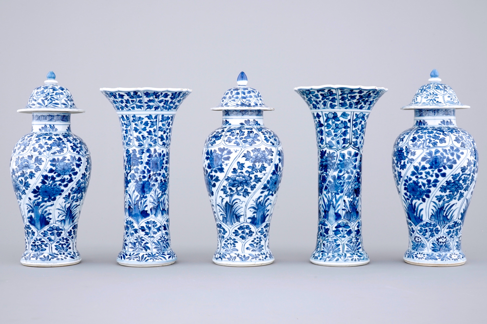 A blue and white Chinese porcelain garniture of 5 vases, Kangxi, 18th C.