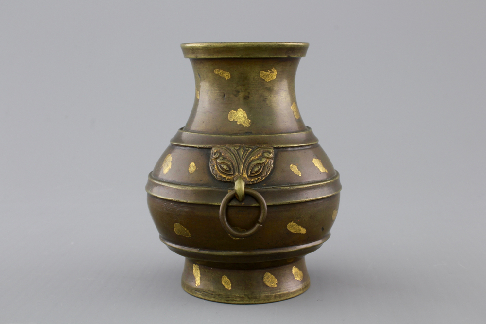 A Chinese gold-splashed bronze hu-shaped vase, 18/19th C.