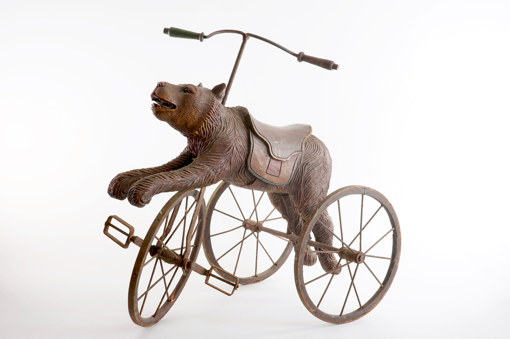 Een driewieler met een beer, wellicht Zwarte Woud, 19/20e eeuw