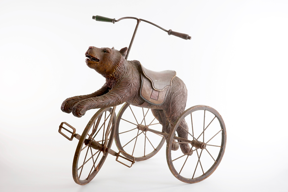 Un tricycle d'enfant d&eacute;cor&eacute; d'un ours, travail de la For&ecirc;t Noire, 19/20&egrave;me