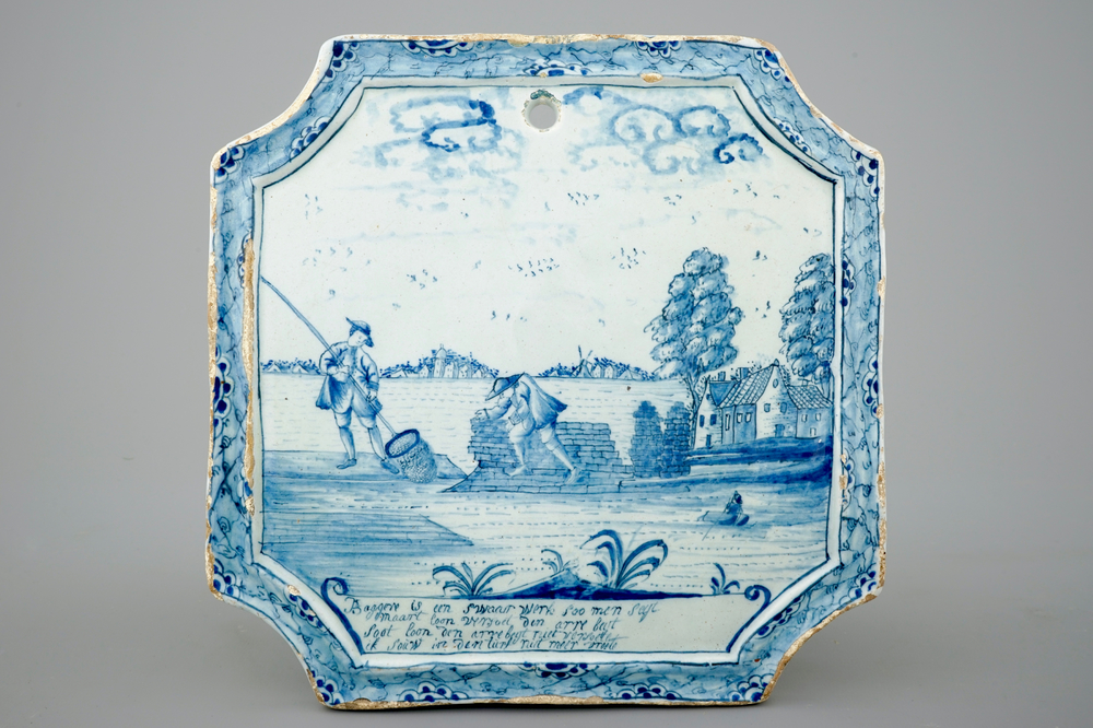 Een blauw-witte Delfts aardewerken plaquette over baggerwerk, 18e eeuw