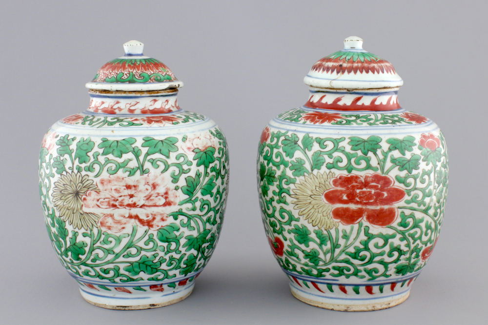 A pair of Chinese wucai porcelain vases with covers, Transitional period, 1620-1683