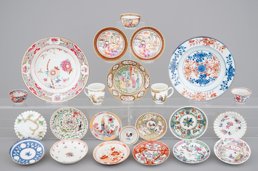 A varied lot of Chinese porcelain: 15 saucers, 6 cups and 2 plates, Yongzheng-Qianlong, 18th C.