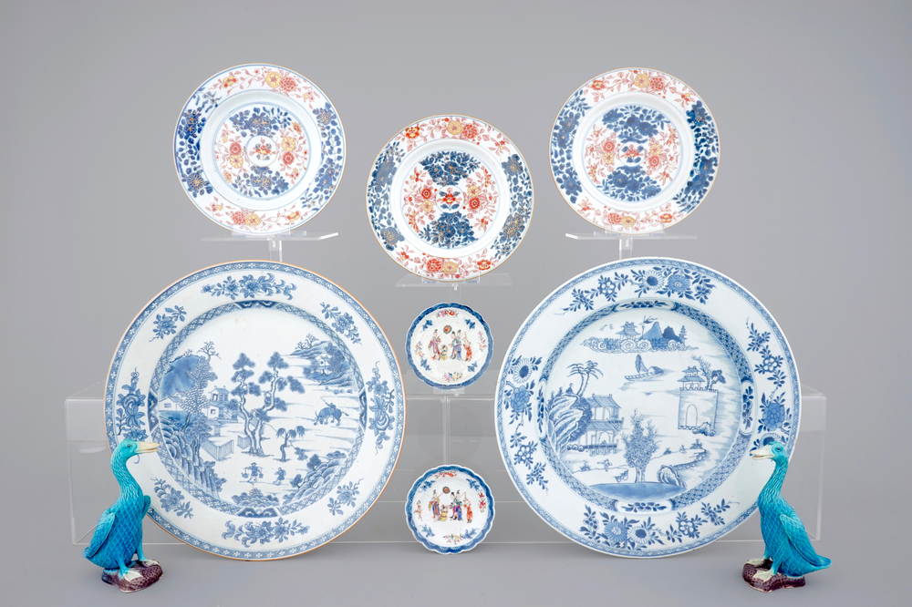 Een lot met 2 grote blauw-witte schotels, 18e eeuw en ander Chinees porselein