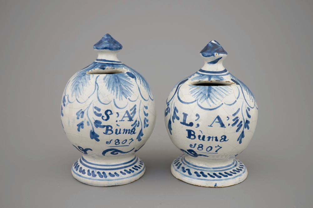 Een paar blauw-witte spaarpotten, gedateerd 1807, Makkum, Friesland