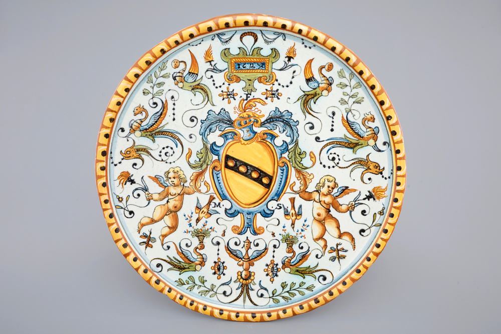Een tazza met wapenschild, gedateerd 1627, Urbino, Itali&euml;