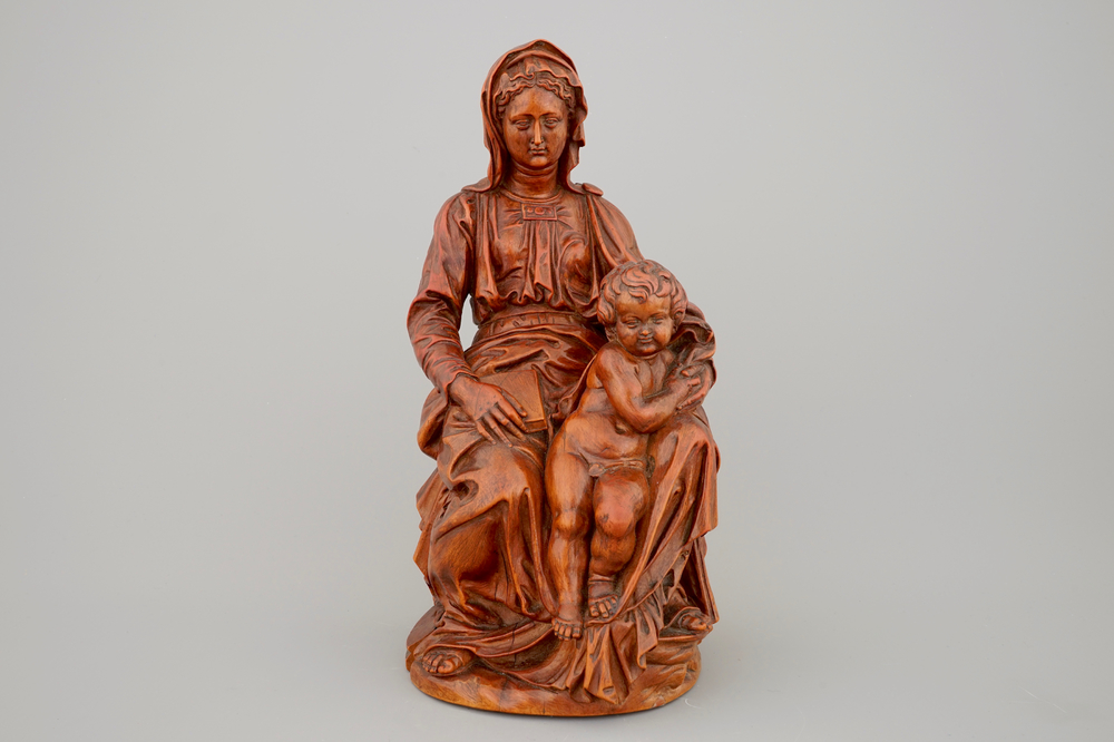Een zittende Madonna met kind in palmhout, 17e eeuw