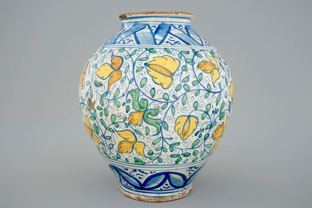 An Italian Caltagirone maiolica &quot;vaso a palla&quot;, 18th C.