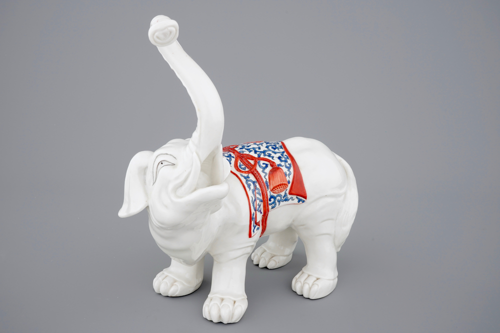 Un &eacute;l&eacute;phant en porcelaine de Samson de style Kakiemon, 19&egrave;me