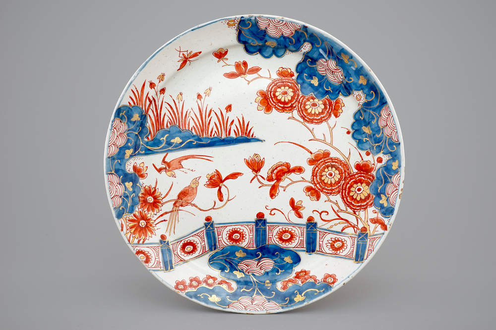 A Dutch Delft dor&eacute; chinoiserie plate, early 18th C.