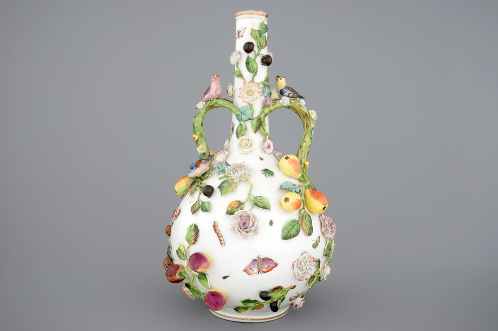 Un grand vase en style de Meissen aux appliques naturalistes, 19/20&egrave;me