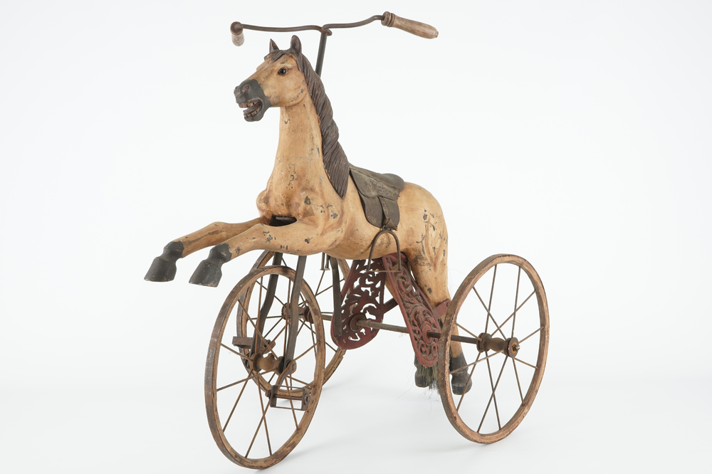 Un tricycle d'enfant d&eacute;cor&eacute; d'un cheval, 19&egrave;me