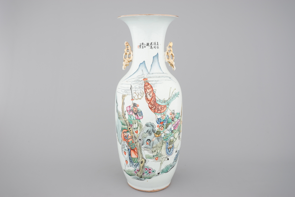 A Chinese famille rose porcelain vase with a warrior scene, 19/20th C.
