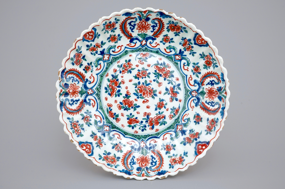 Une assiette godronn&eacute;z en palette cachemire, fa&iuml;ence de Delft vers 1700