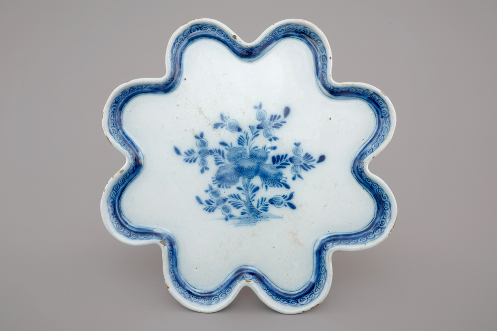 Een blauw-wit Delfts aardewerken lotusvormig presentoir op pootjes, 18e eeuw