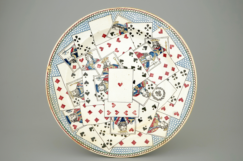 Een Frans bord met decor van speelkaarten, ca. 1800, Ferri&egrave;re-la-Petite