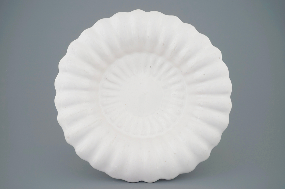 A white Delft lobed dish, 17th C.