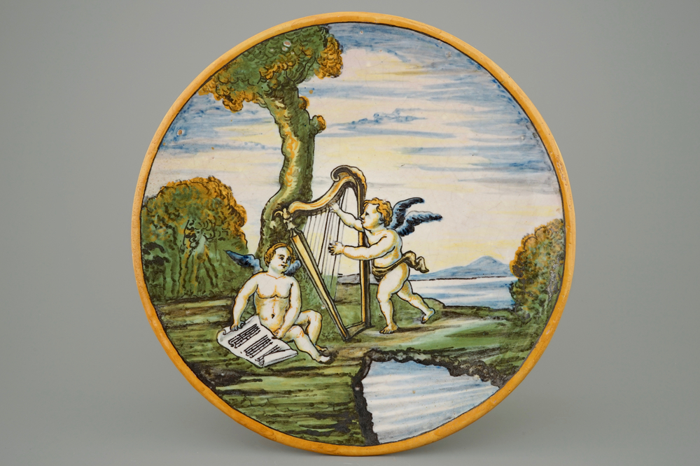 Een Italiaans majolica bord met musicerende putti, 19e eeuw