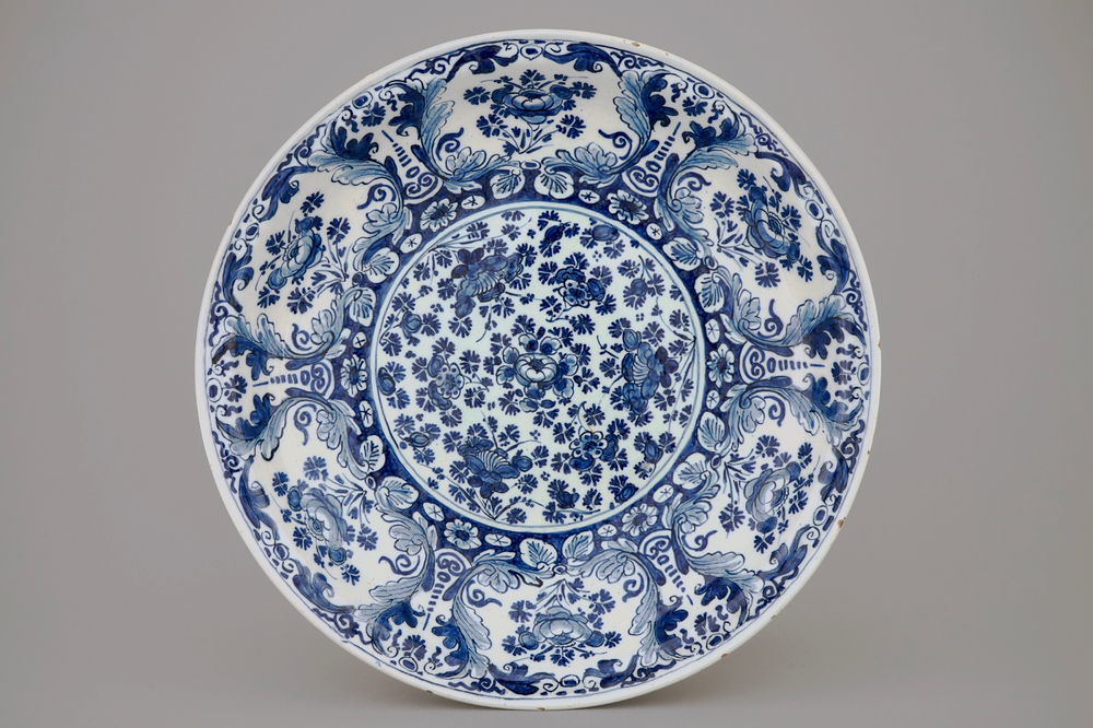 Un plat en fa&iuml;ence de Delft bleu et blanc au d&eacute;cor millefleurs, fin du 17&egrave;me