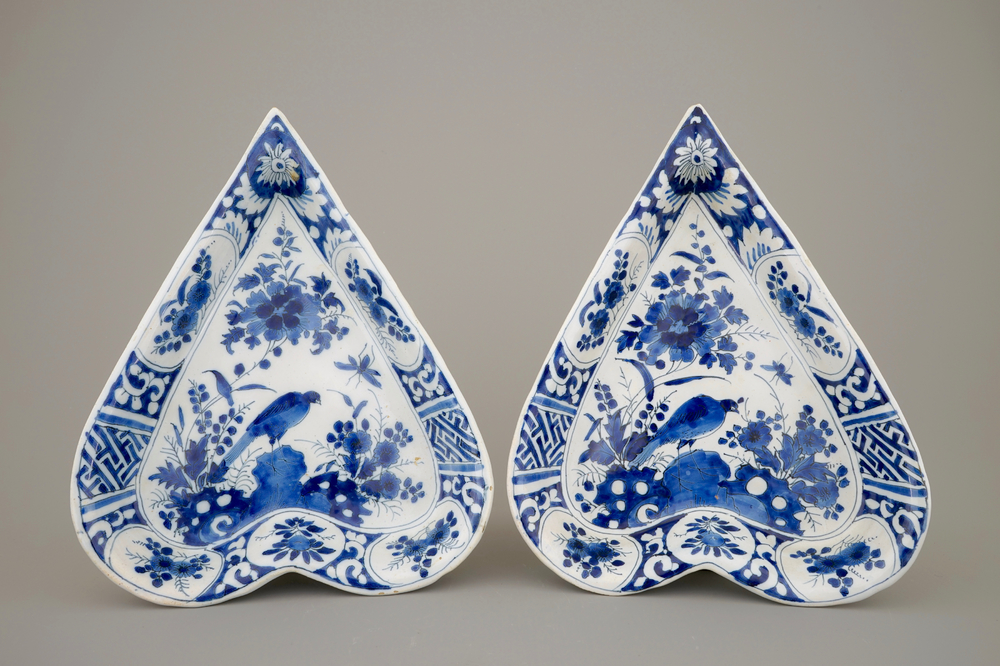 Een paar hartvormige blauw-witte Delftse rijsttafel schotels, eind 17e eeuw