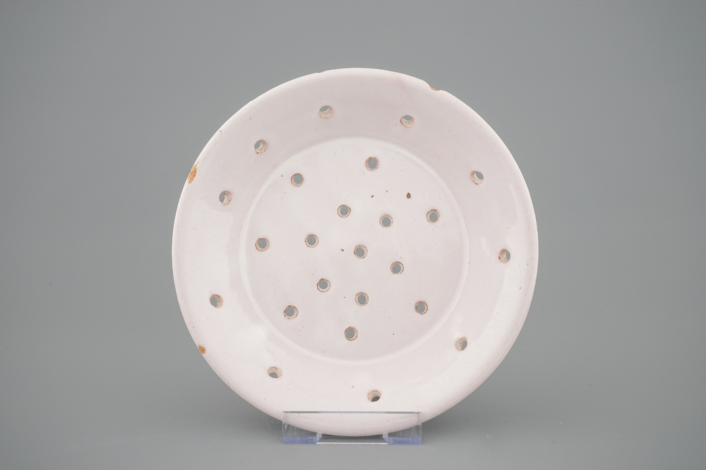 A round white Delftware strainer, 18th C.