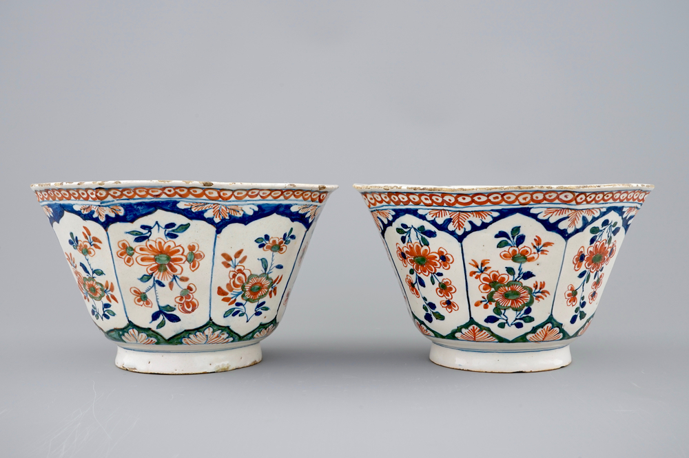 A pair of Dutch Delft octagonal bowls  in cashmere palette, ca. 1700