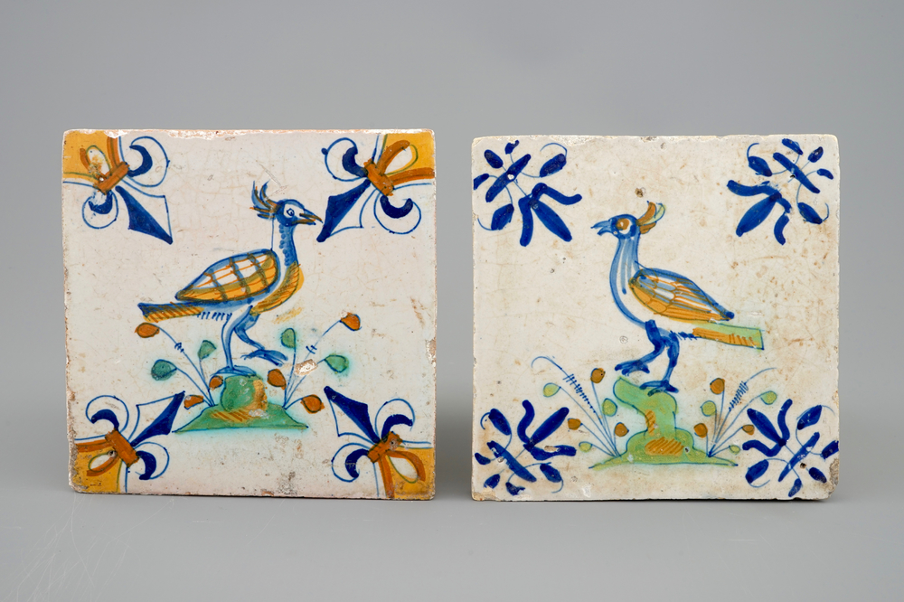 Twee polychrome Delftse tegels met vogels, 17e eeuw