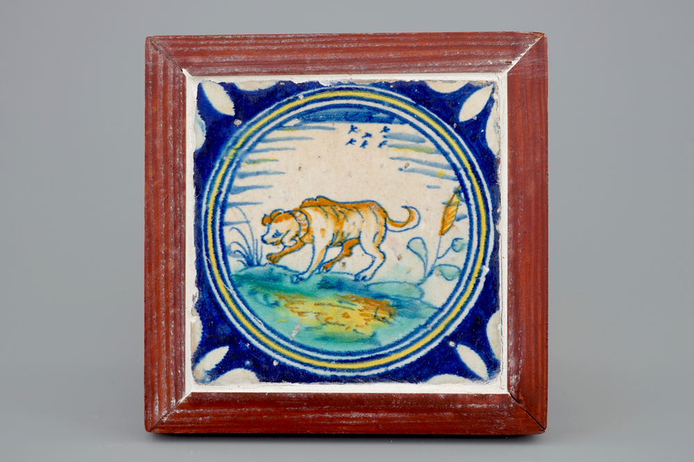 Un carreau m&eacute;daillon au d&eacute;cor d'un chien, vers 1600, Pays-Bas du Sud