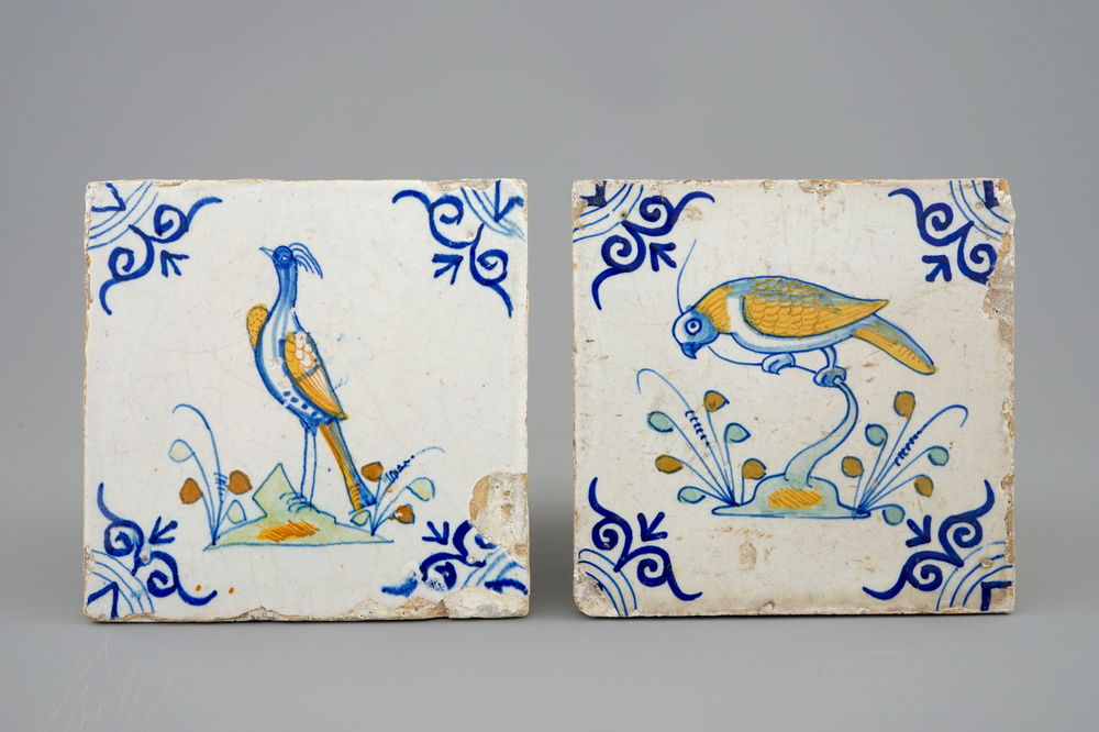 Twee polychrome Delftse tegels met vogels, 17e eeuw