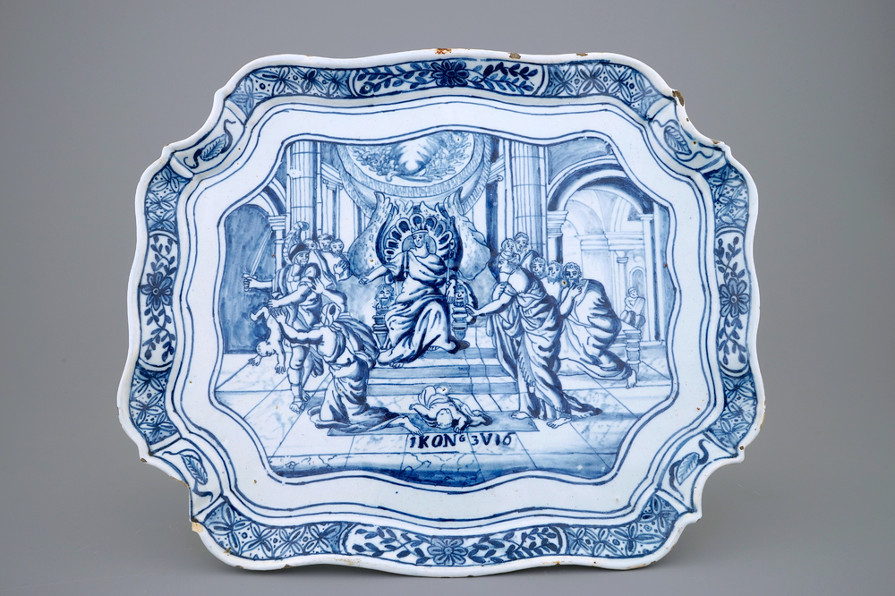 Een blauw-wit Delfts presentoir met het &quot;Salomonsoordeel&quot;, 18e eeuw