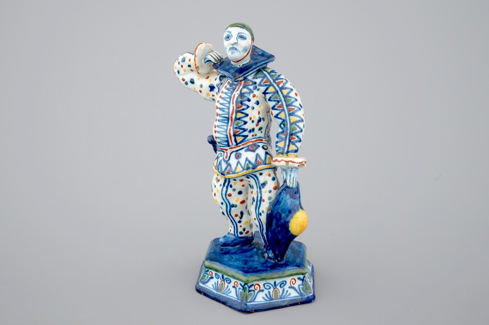 Mod&egrave;le d'un Harlequin de la Commedia dell'arte en fa&iuml;ence polychrome de Delft, 19&egrave;me