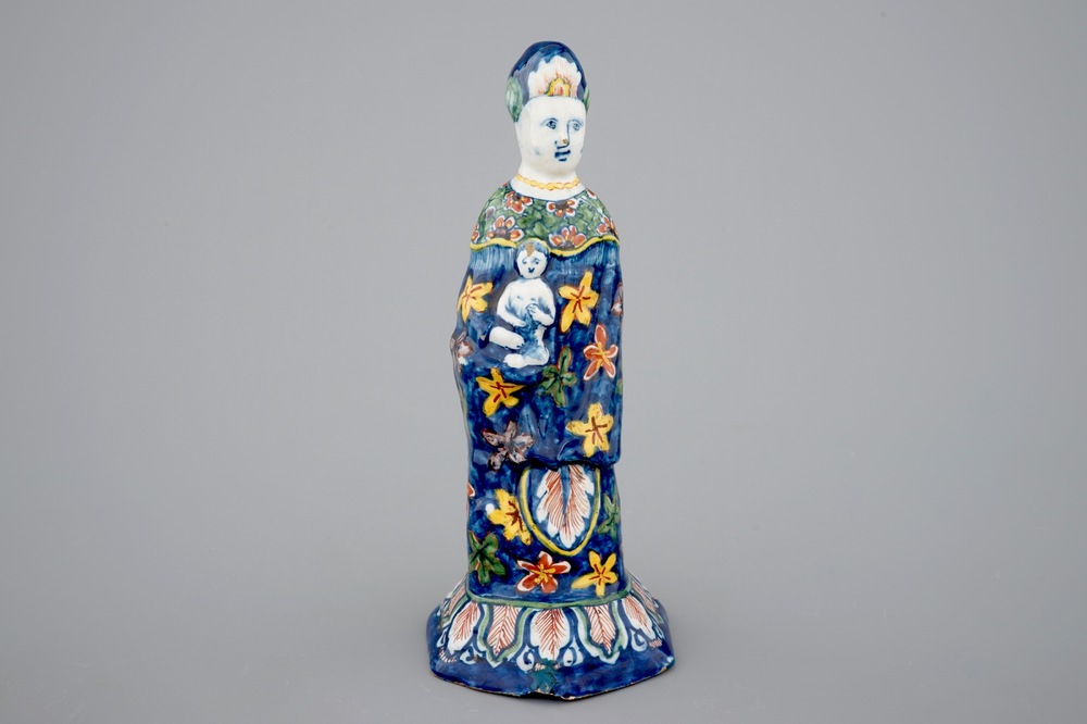 Een polychrome figuur van een staande Madonna met kind, in chinoiserie stijl, 18e eeuw