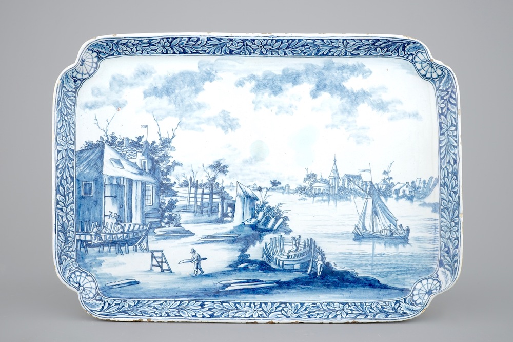 Een 1783 gedateerd blauw-wit Delfts aardewerken dienblad met een scheepswerf