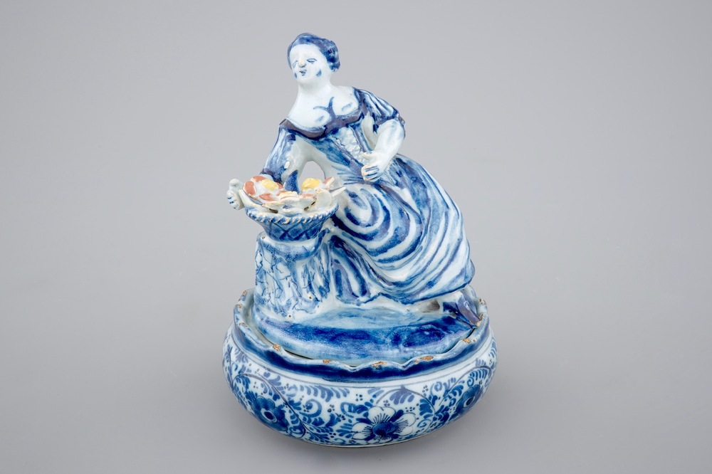 Un beurrier en fa&iuml;ence de Delft polychrome d&eacute;cor&eacute; d'une femme assise, 18&egrave;me