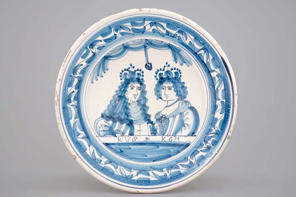 Un plat en majolique bleu et blanc au portrait de William et Mary, 17&egrave;me