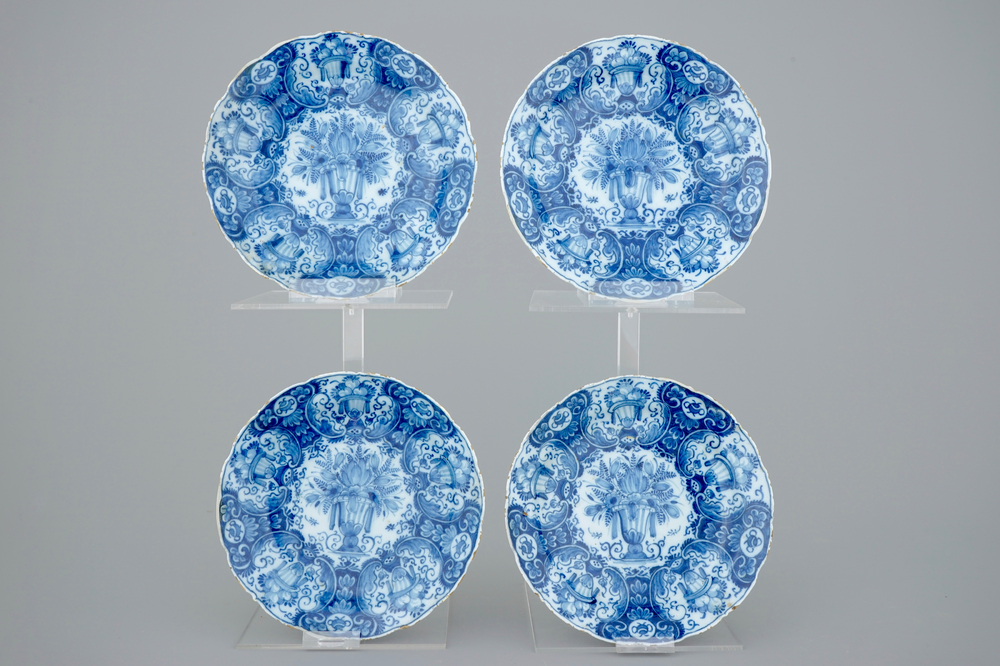Een set van vier blauw-witte Delftse borden met bloemvazen, 18e eeuw