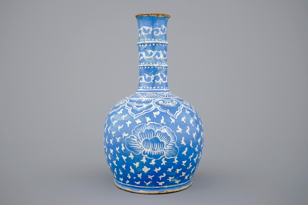 Een bolvaas met blauwe fond in Perzische stijl, mog. Frankrijk, 18/19e eeuw