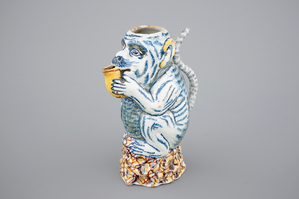 Un pichet en forme de singe en fa&iuml;ence de Delft polychrome, 18&egrave;me