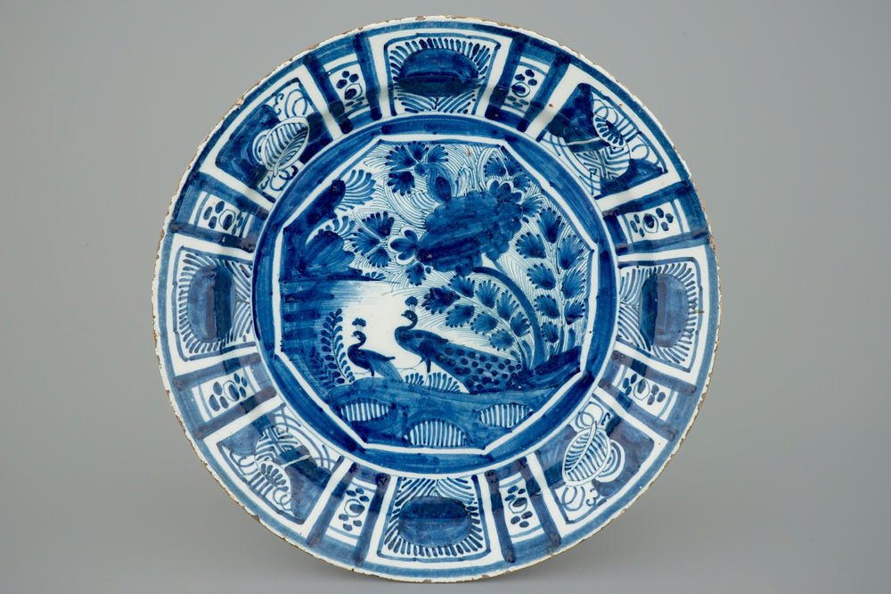 Un grand plat en fa&iuml;ence de Delft au d&eacute;cor chinoiserie de style kraak, 18&egrave;me