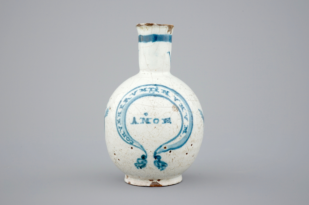 Een blauw-wit Spaans aardewerken kruikje uit Talavera, gedateerd 1722