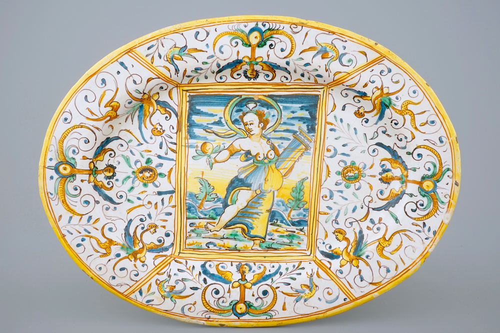 Un plat ovale en majolique italienne au d&eacute;cor de Pomona, d&eacute;esse du fruit, Deruta, 17&egrave;me