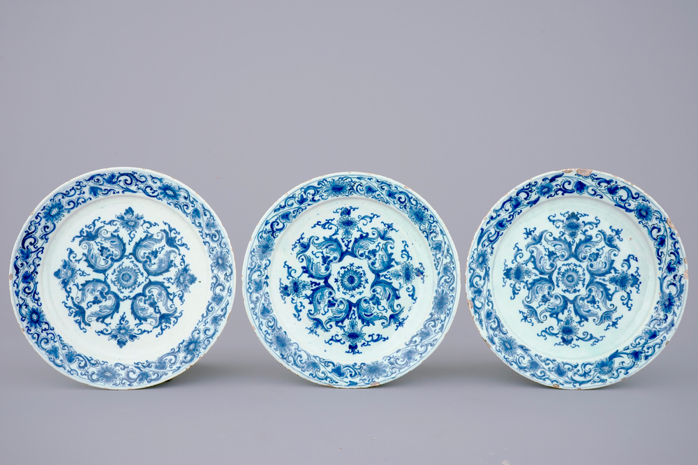 Trois assiettes en fa&iuml;ence de Delft bleu et blanc surd&eacute;cor&eacute; aux chinois &agrave; Amsterdam, 18&egrave;me