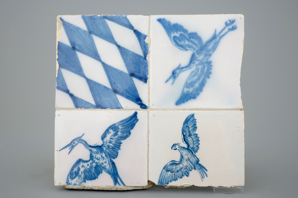 Een veld van vier blauw-witte Delftse tegels met jachtvogels uit slot Falkenlust, ca. 1730