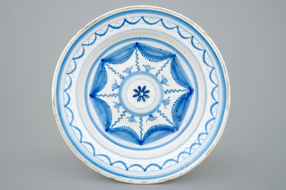 Un plat en fa&iuml;ence de Bruxelles bleu et blanc, vers 1800