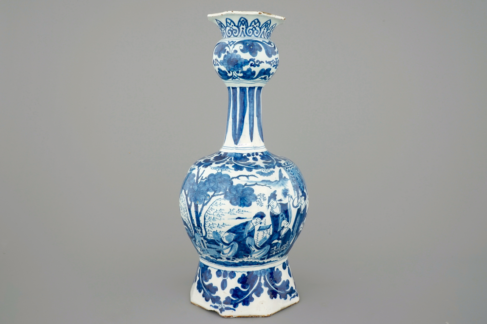 Un grand vase en fa&iuml;ence de Delft au decor d'une chinoiserie, ca. 1700