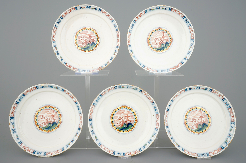 Un ensemble de 5 assiettes aux d&eacute;cors de paysages chinoiseries, 18&egrave;me